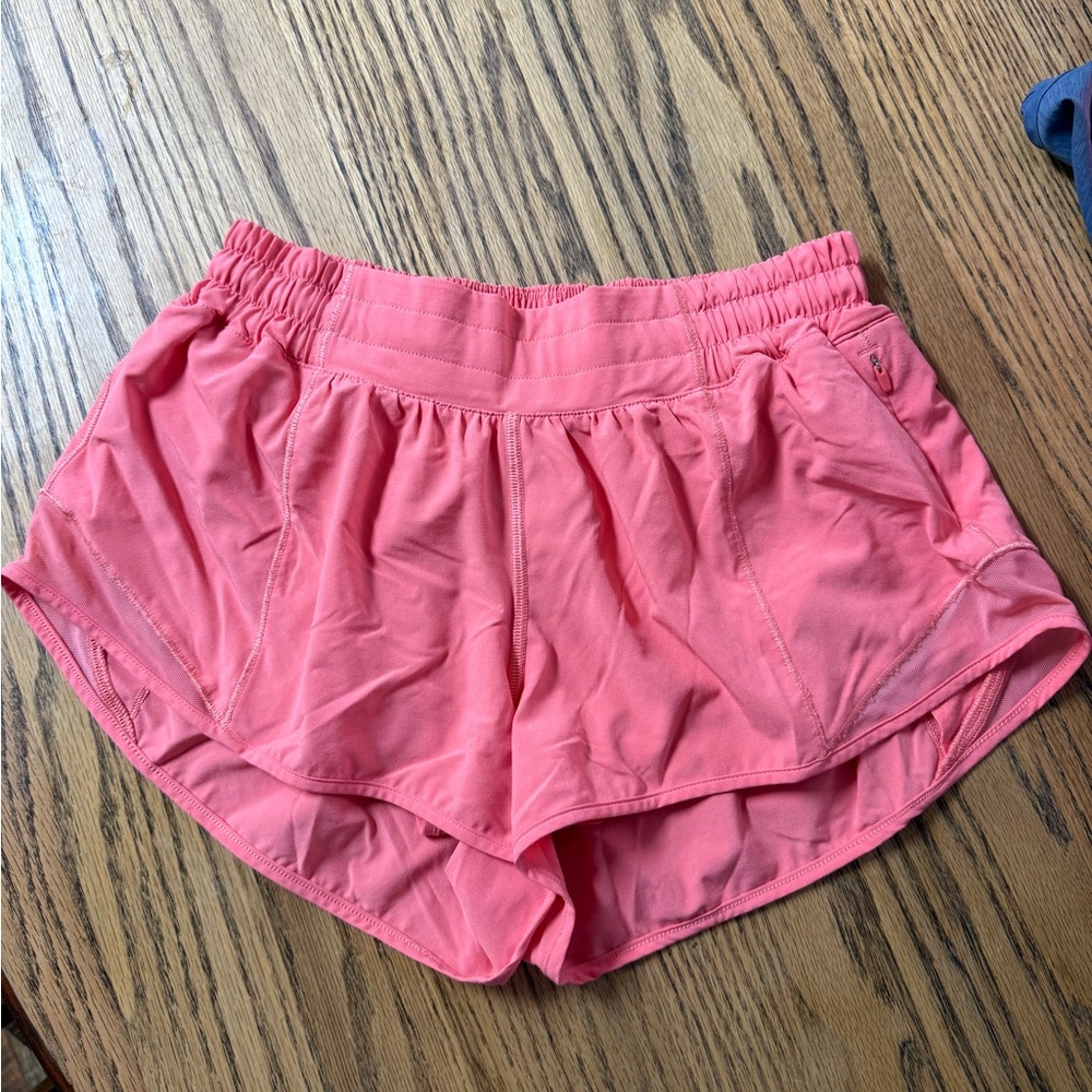 Women’s Lululemon raspberry cream hotty hot 2.5 inch short size 6